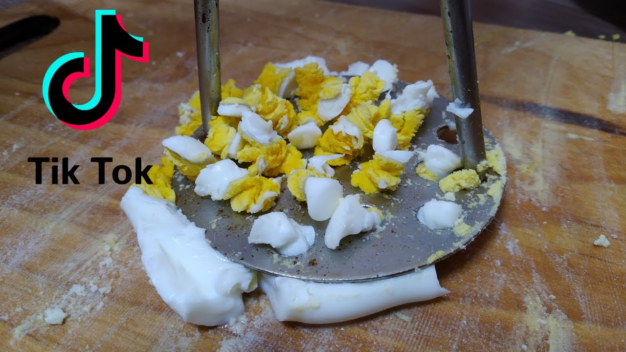 Как быстро порезать вареные яйца на салат ? Лайфхаки из Тик Тока ! смотреть онлайн