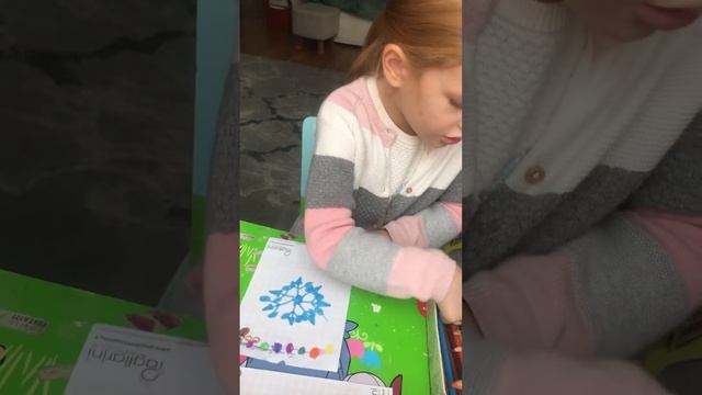 Детское рисование. Снежинка на Новый год смотреть онлайн