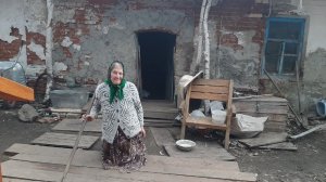 АННУШКА НАВОДИТ ПОРЯДОК ВОЗЛЕ ДОМА!!!!