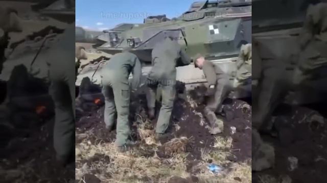 Tanky Leopard 2 porazí i zmoklé pole (Leopard 2 tanks can defeat even a wet field) смотреть онлайн