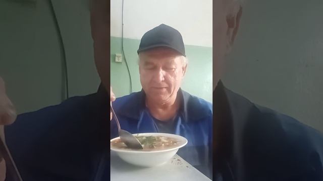 Ем суп из рагу из тихоокеанских лососевых рыб.