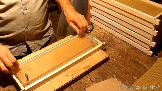 Еврорамка для ульев на 145 мм. Натяжка проволоки и наващивание. Пчеловодство смотреть онлайн