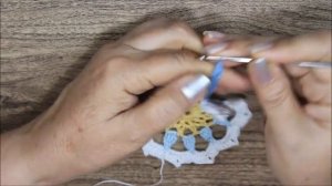 ЦВЕТНАЯ САЛФЕТКА из небольших ОСТАТКОВ ПРЯЖИ крючком. СВЯЖЕМ ВМЕСТЕ. СХЕМА. Часть первая.