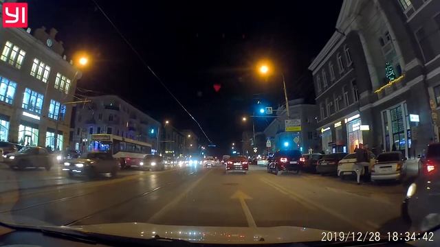 Парень прокатился на капоте в Ростове-на-Дону смотреть онлайн