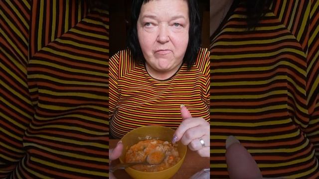 мукбанг.доедаю щи. жру на камеру 24.10.2022