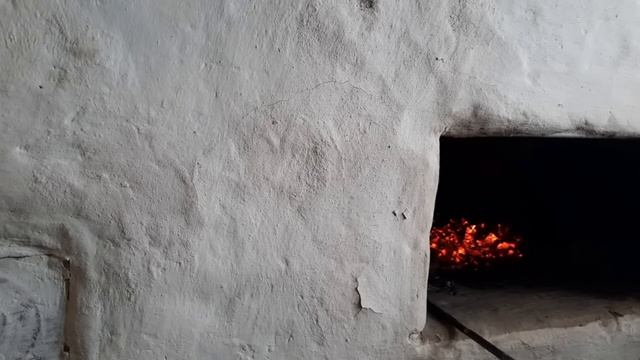 Как бабушка делает паску в печи. Ч.4. Топим печь и садим паски смотреть онлайн