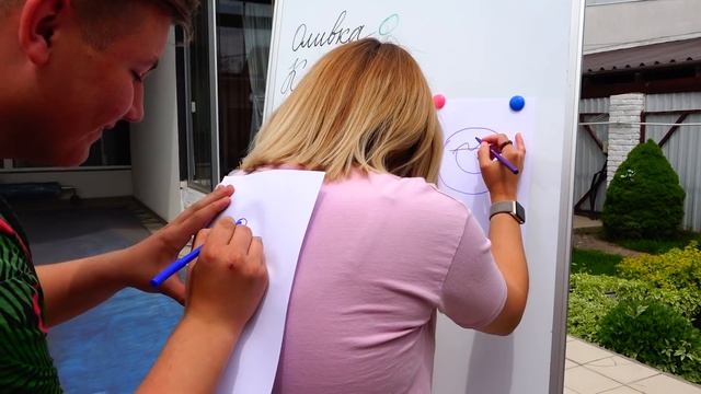 Кто из ребят угадает, что нарисовано на Спине? Может Амелька? смотреть онлайн