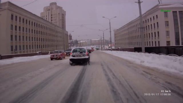 Матиз развернуло на встречку около пл.Независимости смотреть онлайн