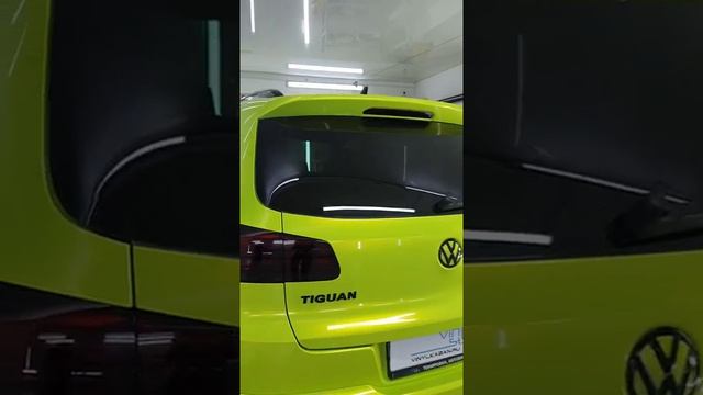 Лаймовый Volkswagen Tiguan - перешив руля алькантарой, оклейка дверных проёмов и крышки багажника смотреть онлайн