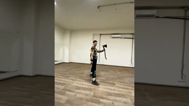 Axe spinning flow. БАНДА ТОПОРОВ - курс владения оружием Адлета Таменова. Трюки с топором 2021. смотреть онлайн