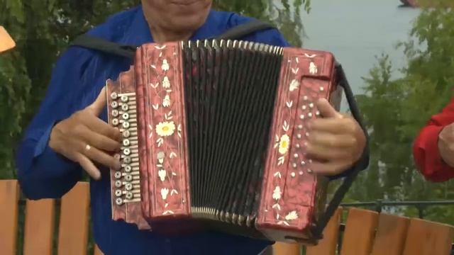 Владимир Глазунов, Василий Гордеев, Роман Сальников - "Под окном широким" ("Вишня") смотреть онлайн