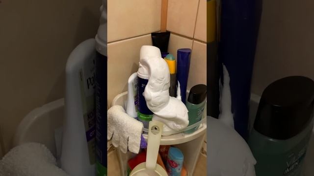 Жесть пена для бритья Gillette сама выходит из баллона! смотреть онлайн