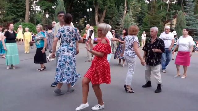 РОЗЫ, РОЗЫ, РОЗЫ ДЛЯ ТЕБЯ! ТАНЦЫ ХАРЬКОВ СЧАСТЛИВЫЕ МОМЕНТЫ смотреть онлайн