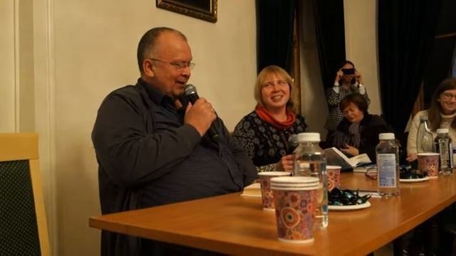 Руне Белсвик читает отрывок из своей книги "Простодурсен. Лето и кое-что еще". смотреть онлайн