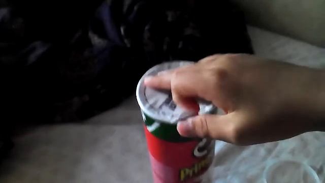 Как открыть пачку принглс