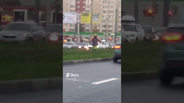 Считает шпалы у рельсов трамвайных и записывает количество #Shorts #рельсы #шпалы смотреть онлайн