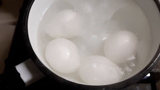 Куриные яйца в кипятке ХиХи совет НямНям очень вкусно смотреть онлайн