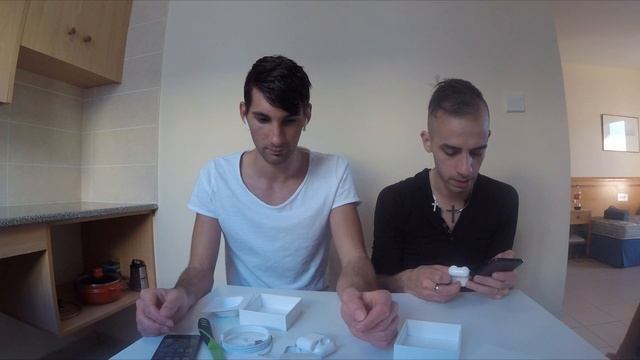 AirPods unboxing/review cz - Airpods vs normal Apple iphone headphones (earpods) смотреть онлайн