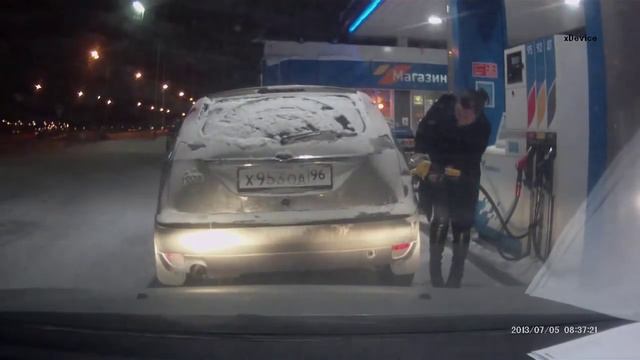 Сургут. Идиотка подожгла свое авто на заправке смотреть онлайн