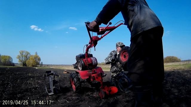Всеволожская сцепка и окучник к мотоблоку "Салют" 100. Заводим мотоблок после зимы. смотреть онлайн