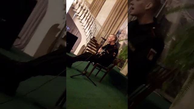 Парнишка исполняет на гитаре смотреть онлайн