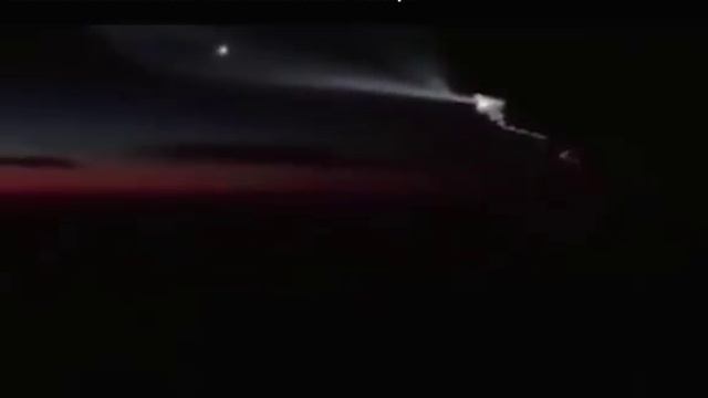 Ядерная ракета UGM-133A Trident II пролетела рядом с пассажирским самолётом Airbus смотреть онлайн