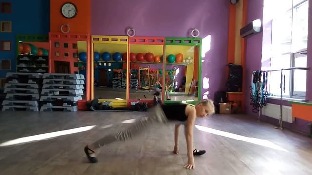 Как сесть на шпагат?/Растяжка на продольный шпагат/ смотреть онлайн