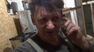 Застеклил веранду, поставил двери с золотой ручкой из Акации. Качаю  мёд.