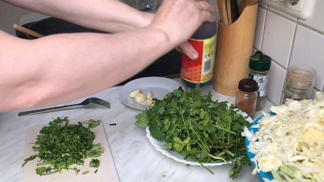 ПРОСТО ВКУСНО И ПОЛЕЗНО! ТУШИМ КАПУСТУ С МЯСОМ И КИНЗОЙ! смотреть онлайн