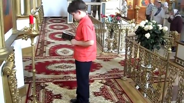 Мальчик читает Трисвятое_по_Отче наш смотреть онлайн