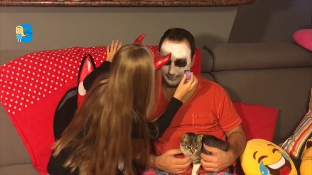 МАКИЯЖ НА ХЕЛЛОУИН Влада рисует папе страшного зомби на HELLOWEEN смотреть онлайн