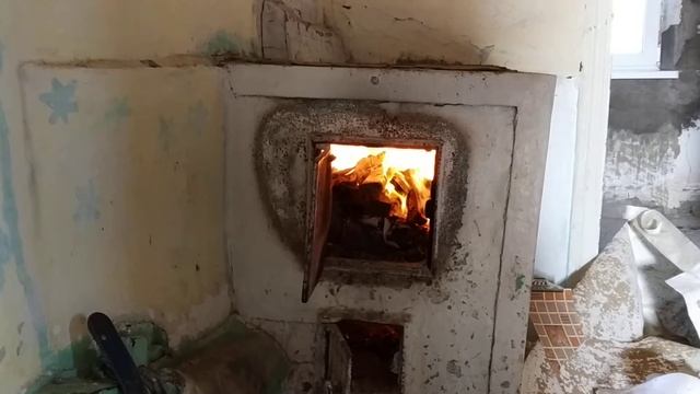 Из города в село. Растопил печь. Прогреваю стены дома и палю обои. смотреть онлайн