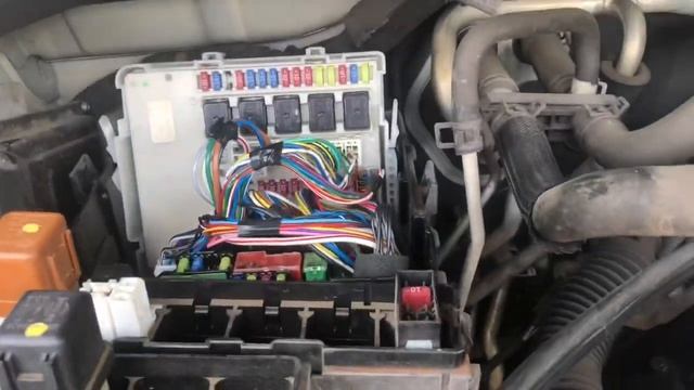 2004-2006 Nissan Armada Fuse Box Locations & Relay Locations смотреть онлайн