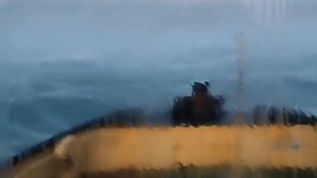 Морской буксир во время шторма смотреть онлайн