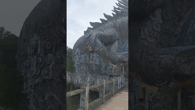 huge dragon in abounded water park in Vietnam смотреть онлайн