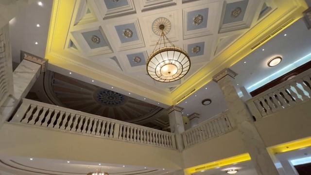Тбилиси. Автомобиль Элвиса Пресли и сам легендарный кумир в отеле «Билтмор» на проспекте Руставели смотреть онлайн