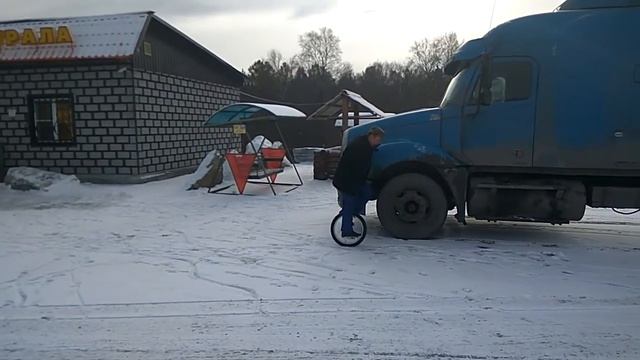 Уницикл на стоянке. Дальнобой. смотреть онлайн