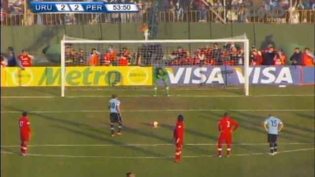 Penny ataja el penal de Diego Forlán смотреть онлайн