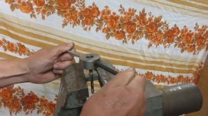 Нарезать резьбу плашкой  без перекоса Cut the thread with a die without skewing