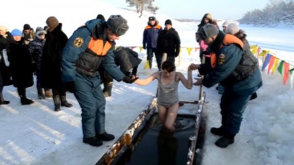 Крещенские купания красивых девушек в проруби. 沐浴俄罗斯女孩在顿悟霜。