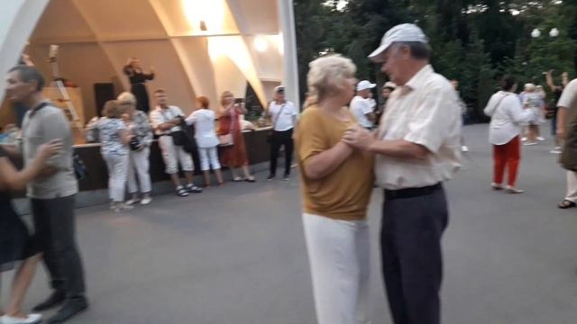 Позади крутой поворот!!! ??Танцы в парке Горького!!!?? Харьков 2021 смотреть онлайн