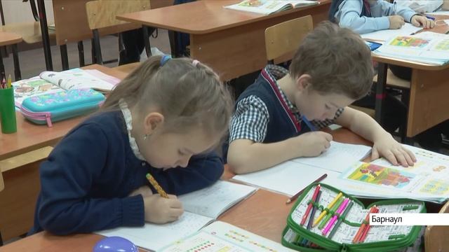 В Алтайском крае ввели новые правила зачисления первоклассников в школу смотреть онлайн