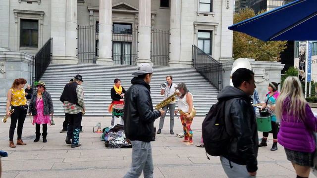 Vancouver STREET MUSICIAN: THE CARNIVAL BAND Performing at Robson Square @ the Vancouver Art Galler смотреть онлайн