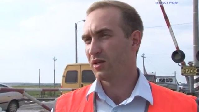 Сотрудники РЖД напомнили водителям о правилах безопасности на железнодорожных переездах. смотреть онлайн