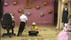 Сценка «Лучший ученик» на выпускном утреннике, 2011 (Видео Валерии Вержаковой)