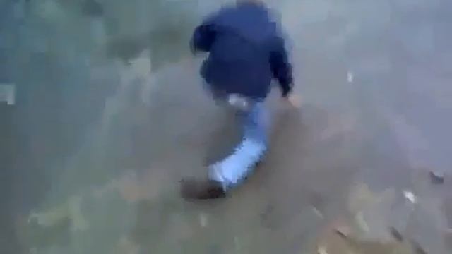 Денчик слазит. Дэнчик. Пацан упал. Жалко пацана. Плохие друзья у него смотреть онлайн