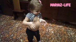 Мария хорошо покушала и показывает свой большой животик.