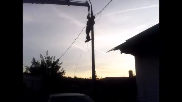 прикол. висячий электрик.