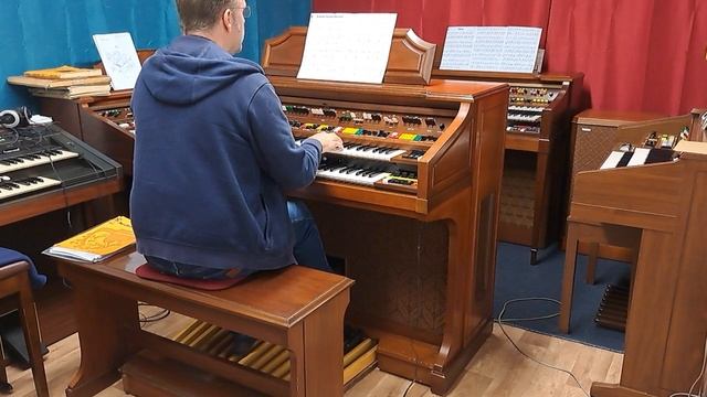 Yamaha Electone E-75 "Summer Samba (So nice)" by Marcos y Paulo Sergio Valle смотреть онлайн
