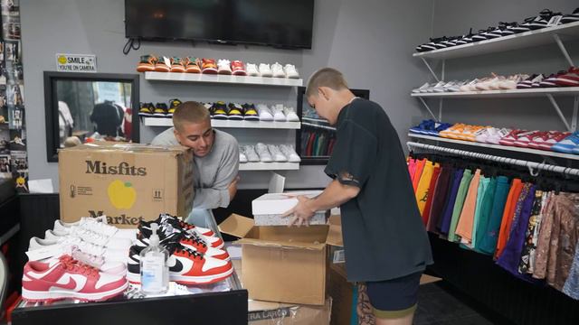 THIS SHOE WILL MAKE YOU A LOT OF MONEY! *A Day in the Life of a Sneaker Store Owner* смотреть онлайн
